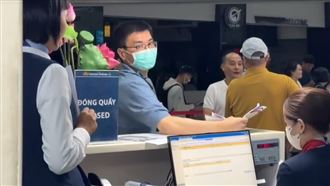 低調赴機場！趙建銘不發一語…沒女伴陪同