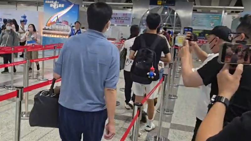 趙建銘今天（17日）低調現身機場，面對媒體追訪則不發一語。（圖／翻攝畫面）