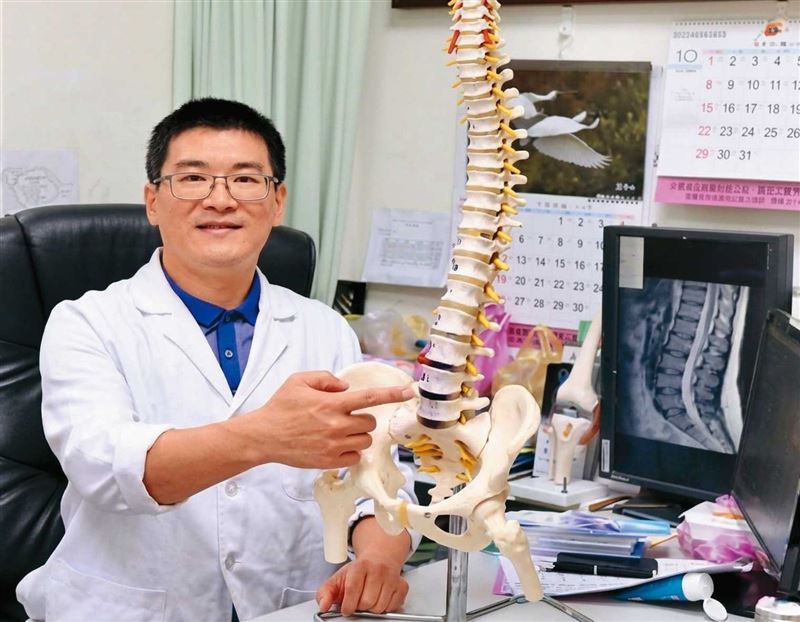 趙建銘從台開案爆發後不久,舉家搬至台南並開設骨科診所,不少人慕名而來,專程南下找他看病。(圖/翻攝陳水扁勇哥物語臉書)