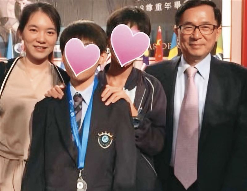 陳幸妤(左)在30多歲時就想離婚,但陳水扁(右)極力勸和,如今後悔讓女兒這十幾年來受苦。(翻攝陳水扁勇哥物語臉書)