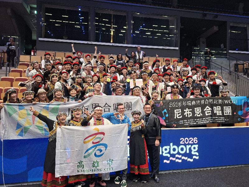 尼布恩合唱團在世界大賽再奪兩金，獲邀擔任本屆評審的台北愛樂合唱團及室內合唱團音樂總監古育仲（前排右1）說，當代音樂組不是尼布恩擅長的部分，他們願意挑戰不熟悉的組別，且拿到不錯的成績，非常值得鼓勵
