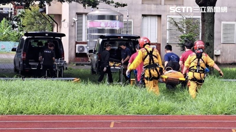 經相驗,張姓、顏姓男子為過敏性休克死亡,遺體幾乎無一處完膚,密密麻麻留下數不清的螫痕,且大多集中在雙手、頭部。(圖/翻攝畫面)