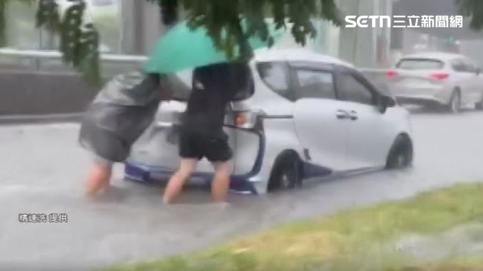 台中雨勢驚人　車拋錨驚見推車超人助脫困