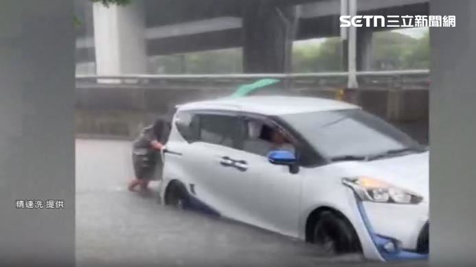 民眾推車協助駕駛脫困。（圖／精速洗提供）