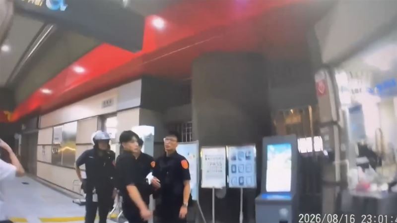 北捷明德站驚傳持刀！15歲男車廂玩折疊刀