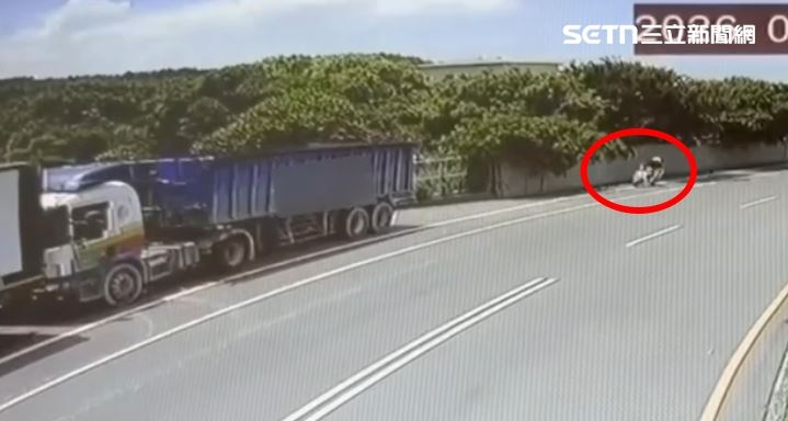 苗栗頭份發生死亡車禍,22歲男騎士高速追撞停在路邊的貨櫃車,頭部重創慘死。(圖/翻攝畫面)