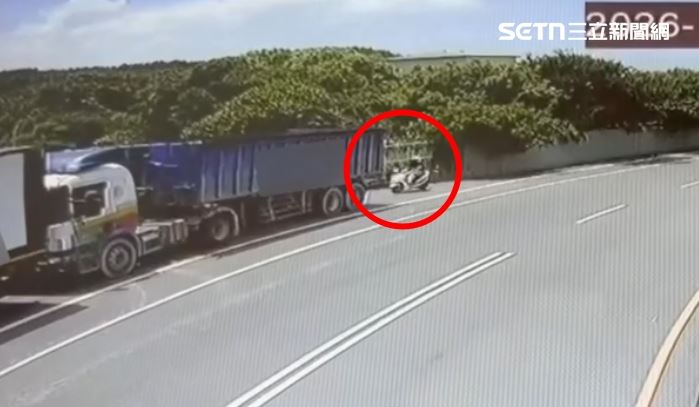 苗栗頭份發生死亡車禍,22歲男騎士高速追撞停在路邊的貨櫃車,頭部重創慘死。(圖/翻攝畫面)