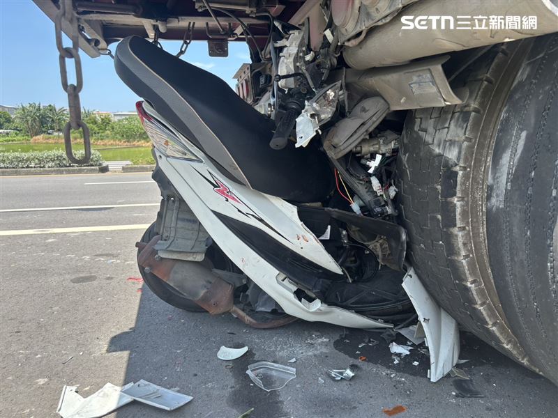 機車車頭嵌進貨櫃車尾端,車身對折上凹,顯見撞擊力道十分猛烈。(圖/翻攝畫面)