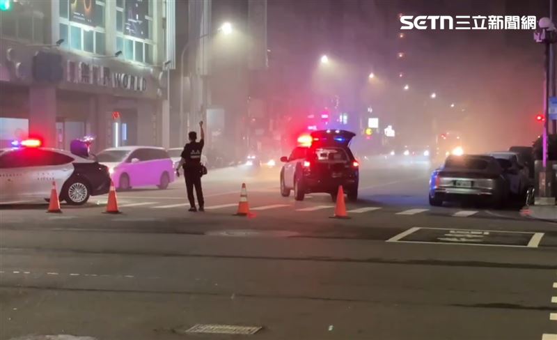 85大樓大廳竄出大量濃煙,一度影響附近道路能見度,警方到場指揮交通。(圖/翻攝畫面)