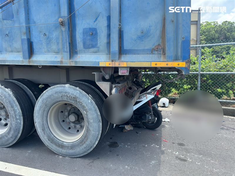 猛烈撞擊導致機車插進貨櫃車尾端,騎士頭部重創,送醫不治。(圖/翻攝畫面)