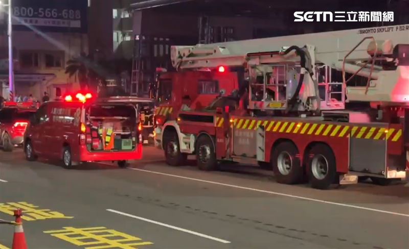 大量消防車包圍待命。(圖/翻攝畫面)