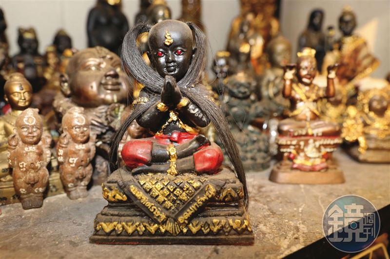 許多青少年為了招桃花或防霸凌,供養泰國古曼童(圖),恐惹禍上身。(圖/鏡週刊)