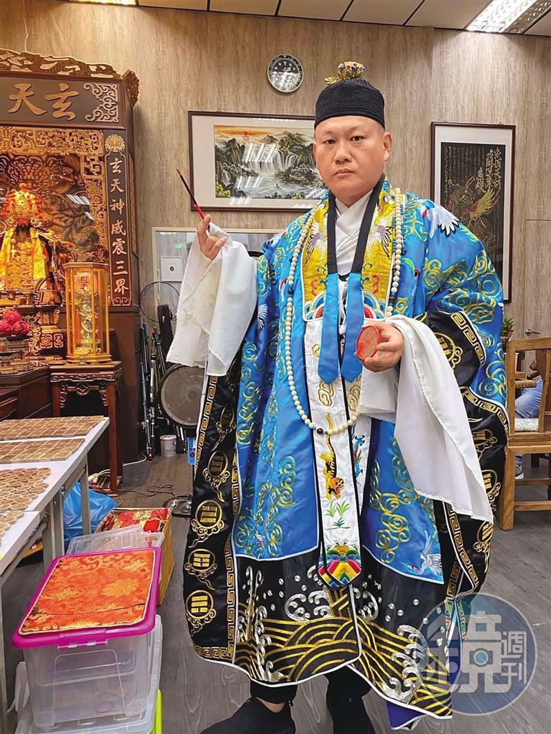 擁有道長身分的台中里長閻泰利(圖),最近處理多件因古曼童中邪的案例。(圖/鏡週刊)