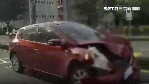 連撞三車後車頭全毀