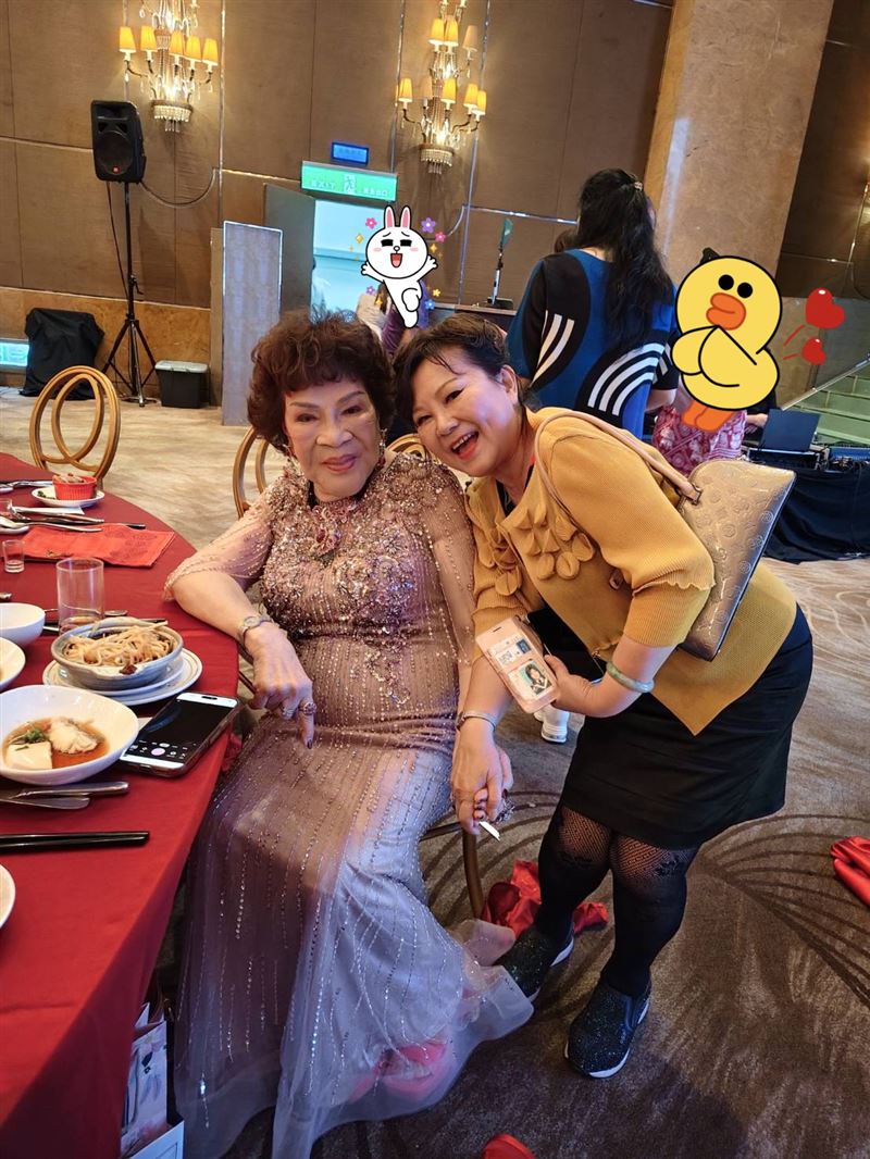 于娟參加周遊生日宴。(圖/本人提供)
