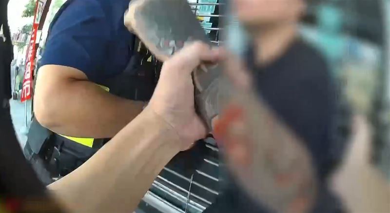 黃男當場被警方逮捕。(圖/翻攝畫面)