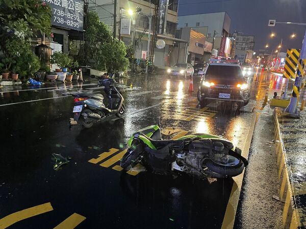 蘇女騎機車行經彰南路時,與另輛直行機車發生對撞。(圖/翻攝畫面)