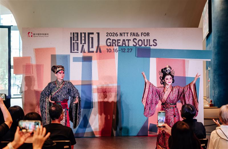 2026 NTT遇見巨人系列宣告記者會_《慾望城國》主演朱柏澄(左)、黃若琳(右)於記者會現場以京劇唱腔與身段演繹莎士比亞經典悲劇《馬克白》片段,展現《慾望城國》融合東方戲曲與西方經典的跨文化戲劇張力。(圖/臺中國家歌劇院提供)