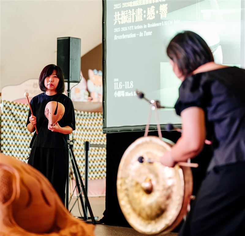 2026 NTT遇見巨人系列宣告記者會_記者會由歌劇院駐館藝術家賴奇霞與擊樂家洪曉宣揭開序幕,以木魚、鼓、鑼等聲音裝置打造沉浸式聲響演出。(圖/臺中國家歌劇院提供)