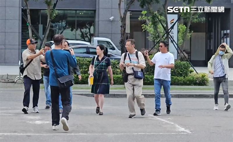 陳幸妤受訪暢聊10多分鐘,幾乎有問必答,更爆料趙建銘「喜歡玩多線經營」,若被拍到身邊出現不同女生,「可能另外一線」。(圖/翻攝畫面)