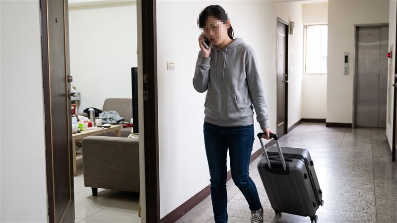 中國籍女子嫁來台灣,才新婚一年,某天突然打給丈夫告知「要回大陸」,隨後就打包行李離家出走。(示意圖/AI製圖)
