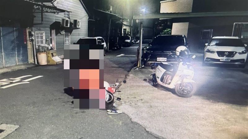 林男怡然自得點菸的畫面也讓警方看得直搖頭。(圖/翻攝畫面)