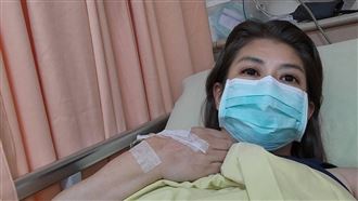 知名作家小彤驚傳急診住院　最新病況曝