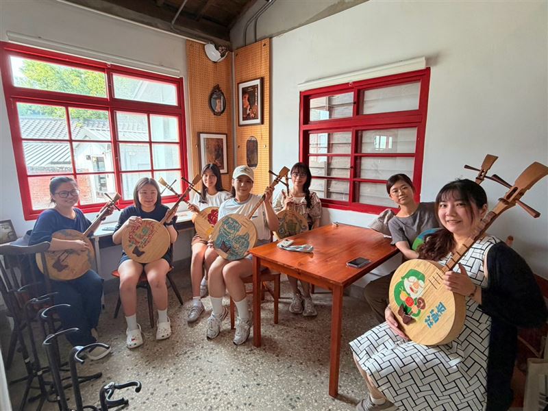「兩天一夜梯次團」帶領旅人前往中心新村,由台灣月琴民謠協會名師親自指導月琴彈唱與文化體驗,親手彈奏溫泉鄉動人樂音。(圖/飯店旅宿業者提供)