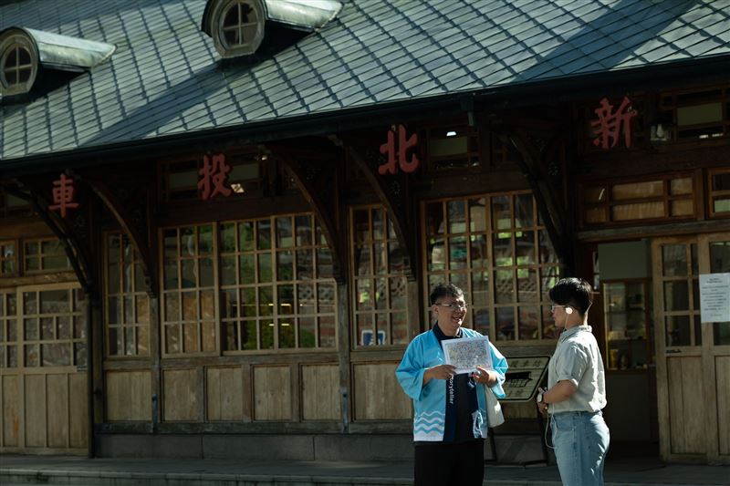 旅人佩戴無線導覽耳機,由「北投說書人」帶領穿梭北投溫泉鄉,以廣播劇形式深度走讀歷史建築與地方故事。(圖/飯店旅宿業者提供)