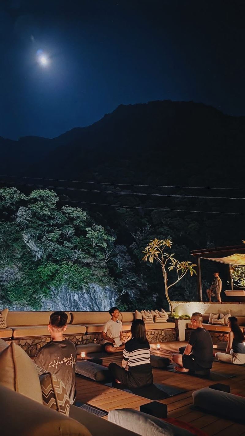 太魯閣晶英酒店邀旅人在月光下做瑜伽,感受滿滿儀式感。(圖/飯店旅宿業者提供)