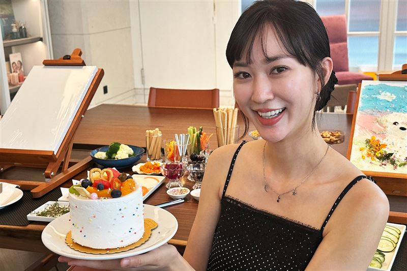 瀚寓酒店引進國外最夯的食藝彩繪,最低1,314元起,邊吃邊玩邊畫,還有蛋糕帶回家。(圖/飯店旅宿業者提供)
