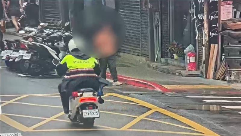 警方獲報到場後,當場依家庭暴力現行犯將陳男逮捕帶返所偵辦。(圖/翻攝畫面)