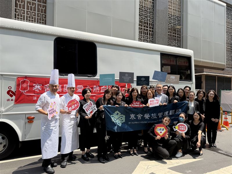 寒舍集團蔡伯翰董事長率領員工共同響應挽袖捐熱血,以實際行動凝聚團隊向心力,形塑企業永續文化精神,此次活動共募得113袋熱血。(圖/飯店旅宿業者提供)