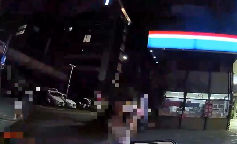 燕女準備跑到處理警員後方熊抱。(圖/翻攝畫面)
