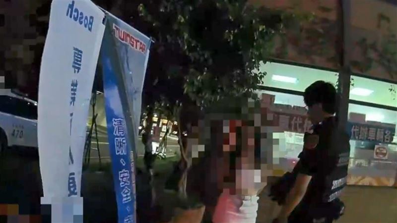 酒醉女躺加油站口阻車！熊抱到場處理警