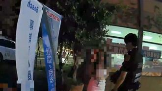 酒醉女躺加油站口阻車！熊抱到場處理警