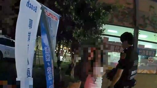 酒醉女躺加油站口阻車！熊抱到場處理警