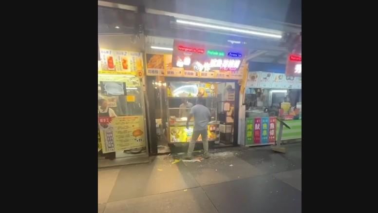 花蓮東大門夜市遭砸攤,當事人林男及江男出面道歉,並控訴攤商老闆黃男逼員工加入幫派跟吸毒,氣不過才會憤而砸店。(圖/翻攝畫面)