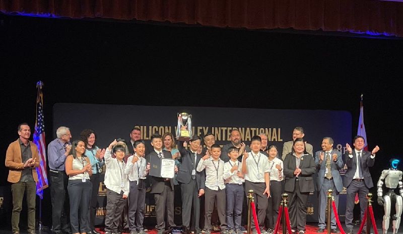 台灣多名學生合作設計「敏偵探GO」,是一種專為兒童、長者及過敏體質使用者的主動式健康防護系統,獲得美國矽谷國際發明展青少年組唯一首獎殊榮。(台灣發明協會提供)