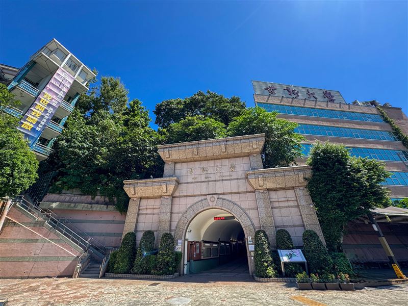 115學年度大學分發入學放榜,世新大學以100%滿招成績,展現AI應用、跨域培育、實作教學與學生照顧並進的辦學成果。(圖/世新大學提供)