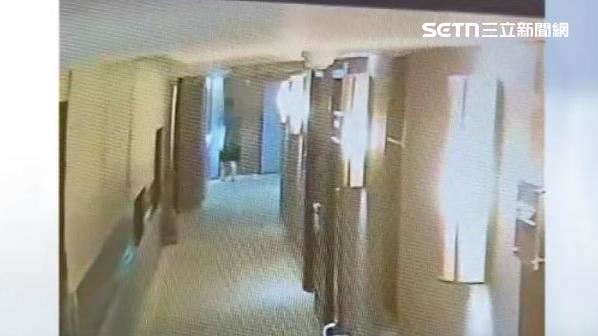 男房客急忙跑回房間