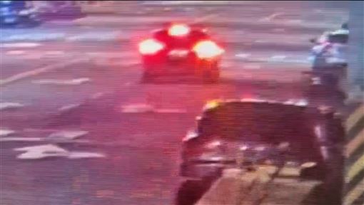 韓女來台半夜遭闖房！醉男走廊撿卡被拍