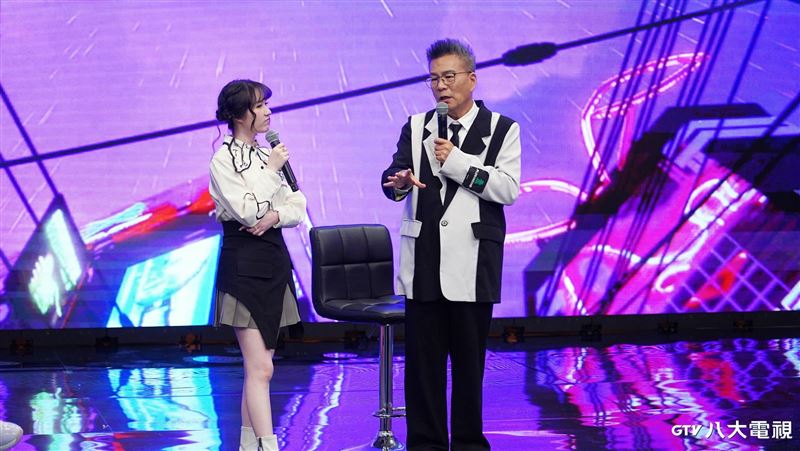 沈玉琳(右)分享化療期間「不信邪」的過程。(圖／八大提供)