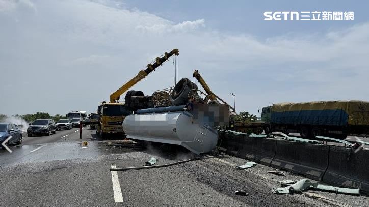 新／國1化學槽車翻肚…駕駛臟器外露亡！