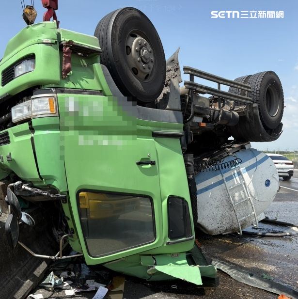 一輛載運雙氧水的槽車不明原因失控「翻肚」,巨大槽體破損,造成化學物質外,駕駛臟器外露死亡。(圖/翻攝畫面)