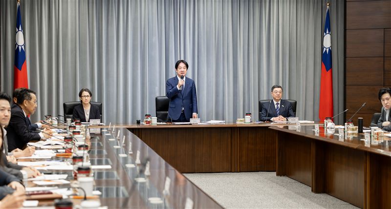 賴清德總統今(17)日聽取「116年度中央政府總預算案」簡報後宣布明年將全民普發現金一萬元。(圖/總統府提供)