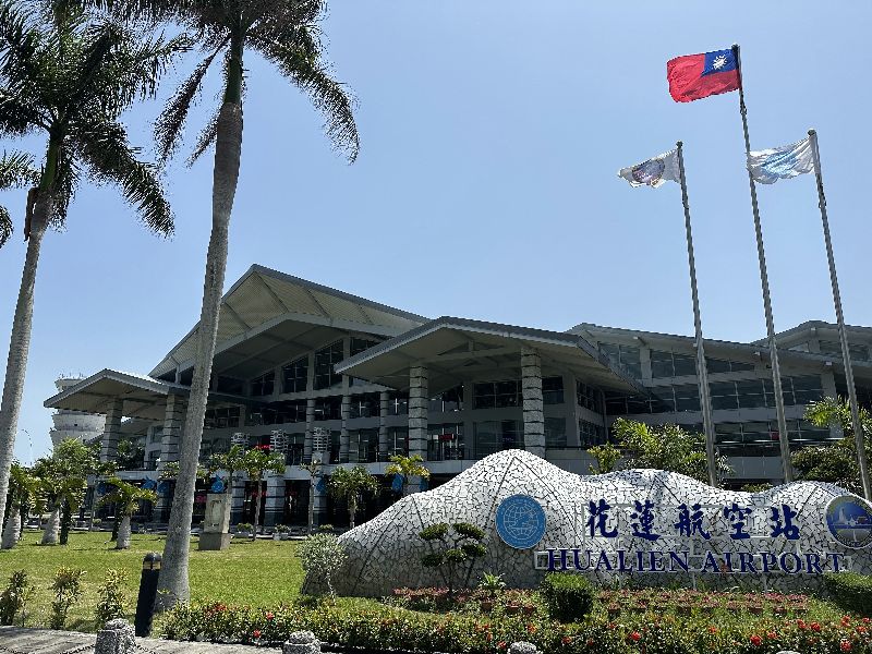 繼華信航空申請停飛高雄－花蓮與台中－花蓮後，立榮航空也申請停飛台北－花蓮航線，花蓮縣觀光處指出，尊重航空公司的商業角度，但地方有地方的民情和需求，會向中央積極爭取不能完全停飛。圖為花蓮航空站外觀