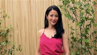 女星近全裸躺男子身旁　巧碰正宮進門抓人