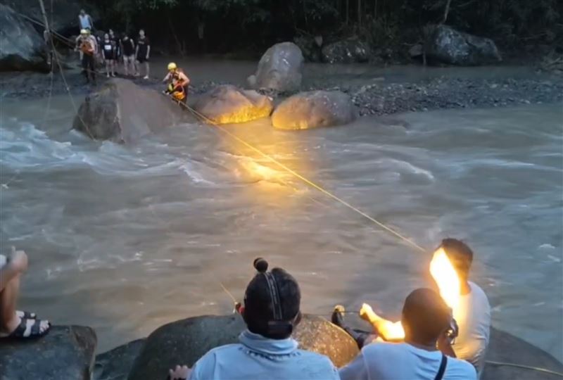 桃園市復興山區近日受到強烈午後降雨衝擊,15日、16日都有民眾受困。(圖/翻攝畫面)