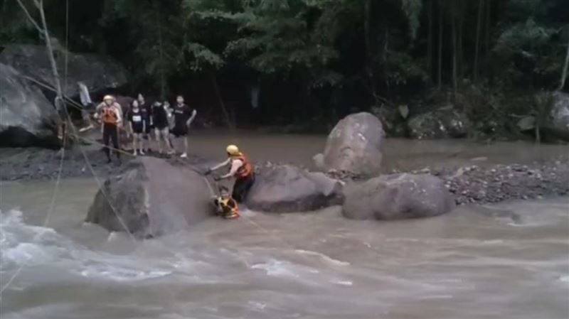 復興區溪水暴漲18人受困　驚險救援畫面曝